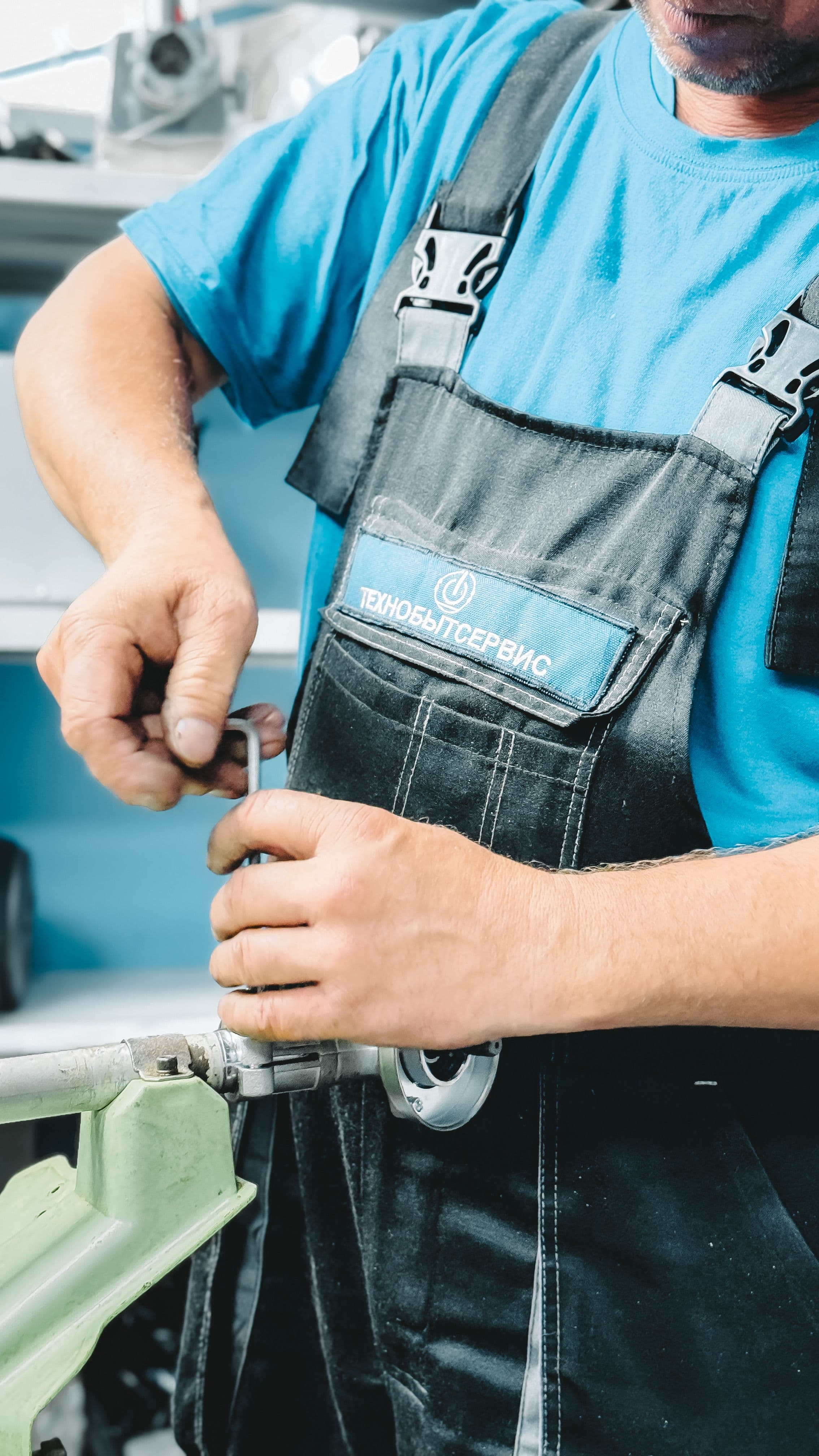 Plombier professionnel Plomb-O avec ses outils